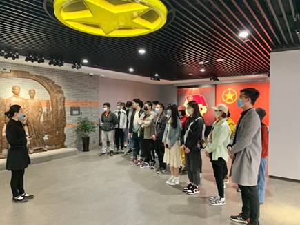 大厅里站着一群人
描述已自动生成